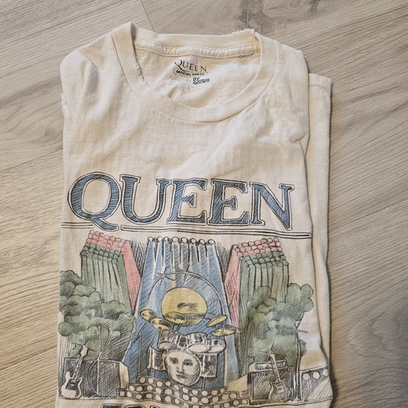 Tops - Queen Graphic T-Shirt